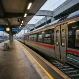 本来得られるはずだったのに行動しなかったことで逃した利益である機会損失を象徴する、乗客を置いてドアを閉めて去っていく新幹線の扉の高品質な写真