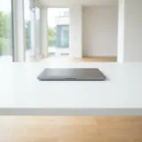 サーバーの存在を感じさせないクリーンでミニマルなデスクの高品質なイメージ写真