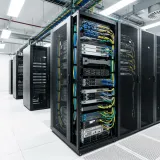 サーバーラックが立ち並ぶデータセンターの高品質なイメージ写真