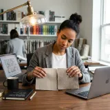 2つのパターンを用意してどちらがより良い成果を出すか比較するABテストを象徴する、似て非なる2つの物理的な素材サンプルを注意深く比較するデザイナーの高品質な写真