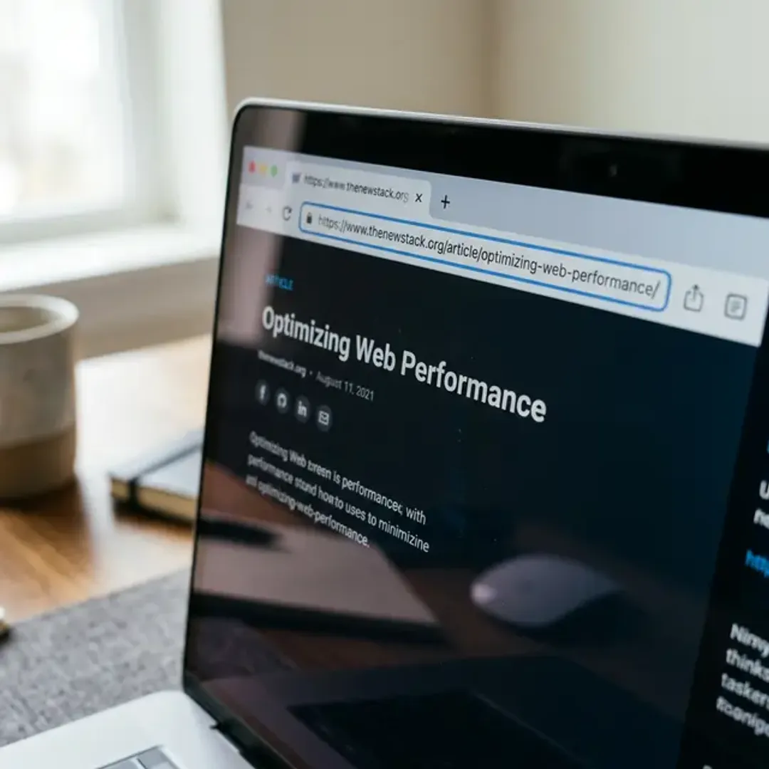 ドメイン（URL）を表示したパソコン画面の高品質なイメージ写真