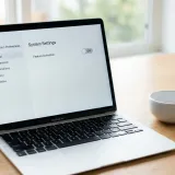 清潔な白いデスクに置かれた、真っ白で完璧な丸い陶器のボウル。その横には最新のノートパソコンが置かれ、標準状態（デフォルト）を表現している。明るい自然光のプロフェッショナルな写真。