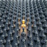 個別の訪問者(ユニークユーザー)を象徴する、群衆の中で1つだけ黄金に輝く駒の高品質な写真