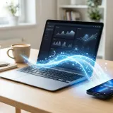 清潔な白いデスクに置かれたノートパソコン。その横にあるスマートフォンとの間には、光り輝くデジタルの波が流れており、ネットとリアルが一つに繋がっている様子（OMO）を表現している。