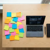 クラウドソーシングによる集合知を示す色とりどりの付箋の高品質なイメージ写真