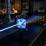 アクセス負荷を均等に分散させるロードバランサーを象徴する、光を均等に分割するプリズムの高品質写真