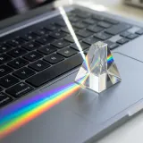 代理アクセスを行うプロキシサーバーを象徴するプリズムの高品質なイメージ写真