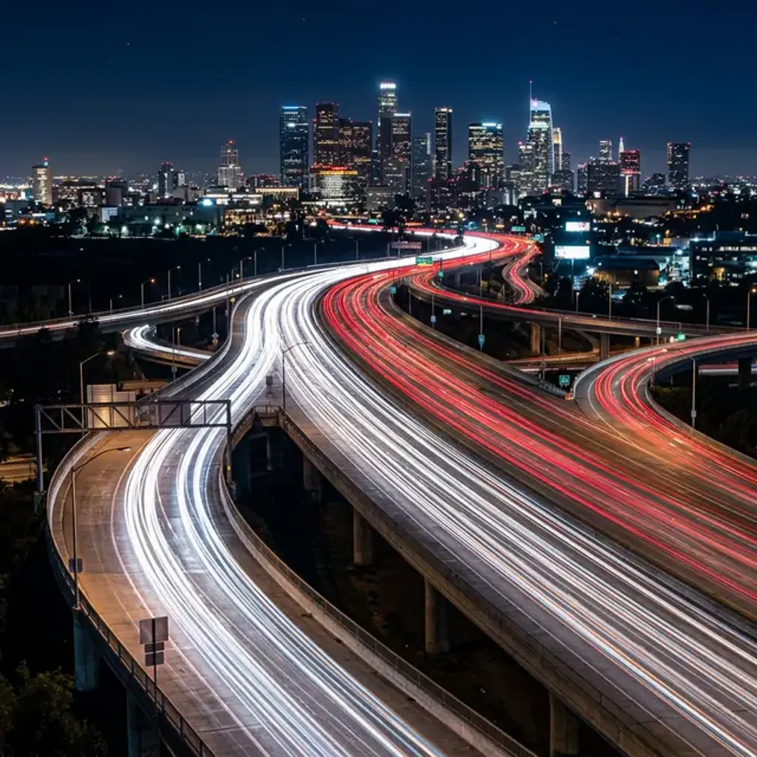 帯域や回線のトラフィックを表現する光の軌跡の高品質なイメージ写真