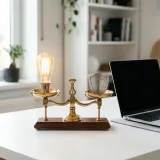 清潔な白いデスクに置かれた天秤のオブジェ。片方には電球、もう片方には盾が載っており、相反する価値のバランス（トレードオフ）を表現している。明るい自然光のプロフェッショナルな写真。