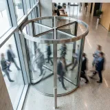 オフィスの出入り口で入社する人と退職する人が行き交っている様子
