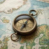 企業が存在する究極の目的と社会的な意義(パーパス)を象徴する、詳細な地図の上に置かれて真北を正確に指し示す美しくアンティークな真鍮のコンパスの高品質な写真