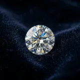 顧客が商品やサービスに対して感じる根源的な価値を象徴する、漆黒のベルベットの上に置かれてまばゆく輝く完璧にカットされた美しい物理的なダイヤモンドの高品質な写真