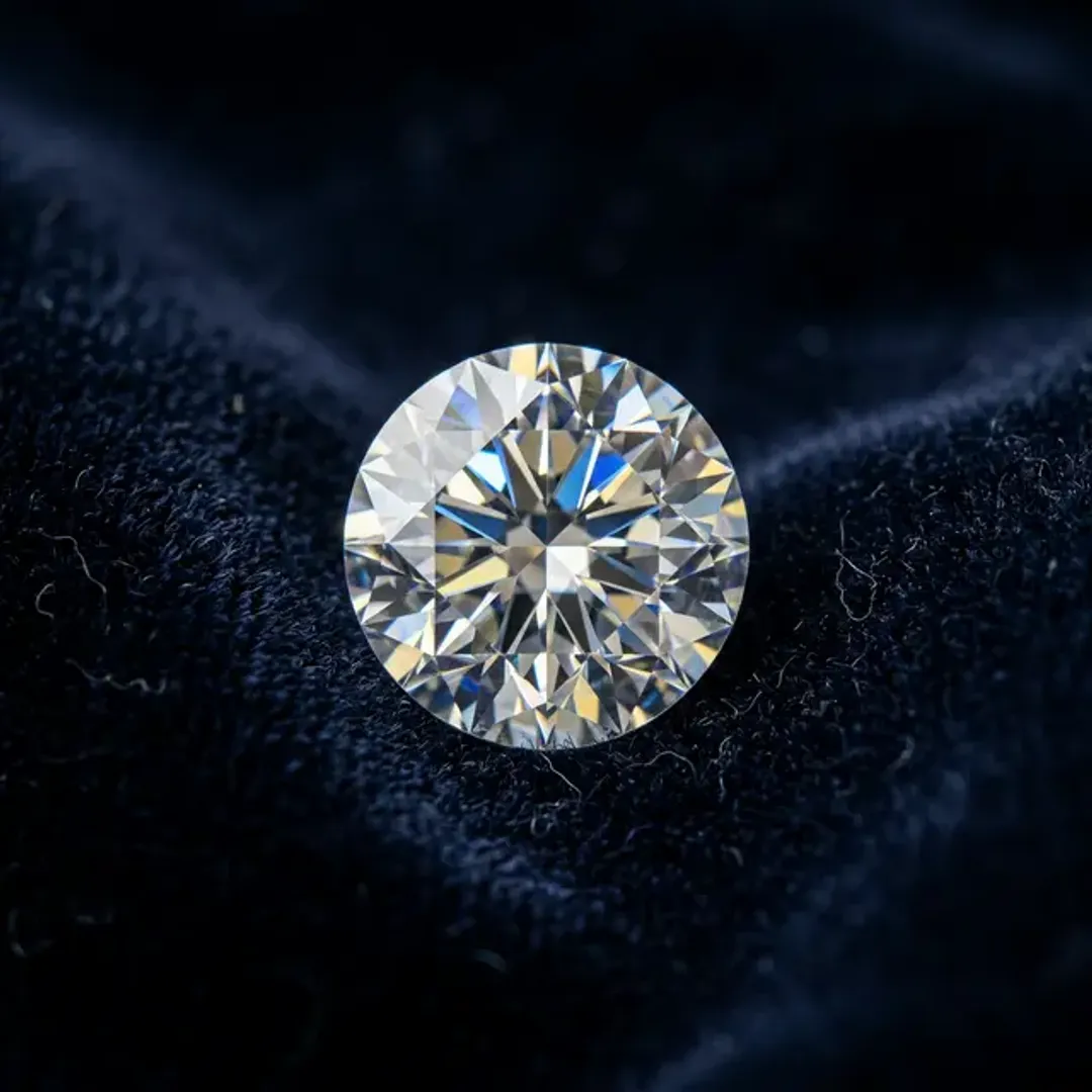 顧客が商品やサービスに対して感じる根源的な価値を象徴する、漆黒のベルベットの上に置かれてまばゆく輝く完璧にカットされた美しい物理的なダイヤモンドの高品質な写真
