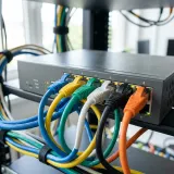 複数のLANケーブルが接続されたスイッチングハブの高品質なイメージ写真